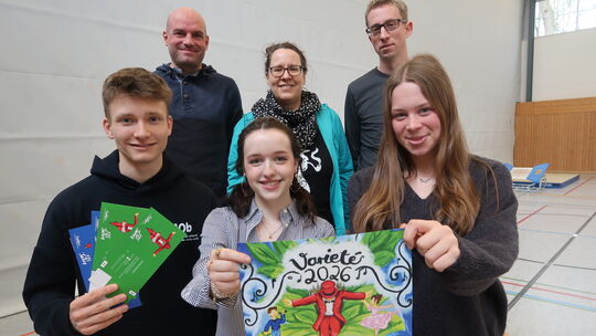 Schüler und Lehrer machen Werbung für das Varieté, das dieses Jahr im Rahmen des Jubiläums über die Bühne gehen wird. Schüler und Lehrer machen Werbung für das Varieté, das dieses Jahr im Rahmen des Jubiläums über die Bühne gehen wird.