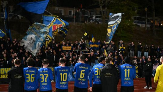 Die TuS-Fans feiern ihre Mannschaft. Die steht im Finale des Rheinlandpokals, setzte sich mit 4:1 gegen Bitburg durch, und triff Die TuS-Fans feiern ihre Mannschaft. Die steht im Finale des Rheinlandpokals, setzte sich mit 4:1 gegen Bitburg durch, und triff