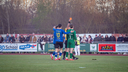 Schon nach fünf Minuten sah Bitburgs Torwart Niko Laotwein die Rote Karte von Veron Besiri nach einer Notbremse an Lukas Tuchsch Schon nach fünf Minuten sah Bitburgs Torwart Niko Laotwein die Rote Karte von Veron Besiri nach einer Notbremse an Lukas Tuchsch