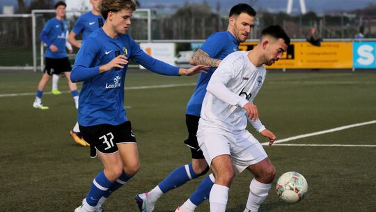 Andernach Gian Luca Dolon (in Weiß) traf zum 1:1 für die SG 99 und wurde aus Sicht der Gastgeber in der Nachspielzeit klar elfme Andernach Gian Luca Dolon (in Weiß) traf zum 1:1 für die SG 99 und wurde aus Sicht der Gastgeber in der Nachspielzeit klar elfme