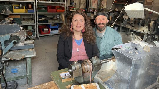 Die Schmuckkünstler Levan Jishkariani und Tatjana Giorgadse nutzen die Werkbänke im Römerhaus und auch die Transmission, die nac Die Schmuckkünstler Levan Jishkariani und Tatjana Giorgadse nutzen die Werkbänke im Römerhaus und auch die Transmission, die nac