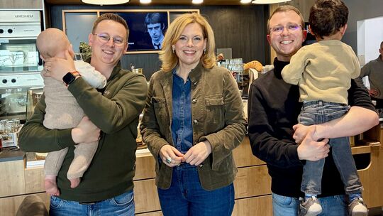 Jan (links) und Jonas Bender mit ihren beiden kleinen Söhnen: Das Familienglück ist perfekt. Davon überzeugte sich Bundestagsprä Jan (links) und Jonas Bender mit ihren beiden kleinen Söhnen: Das Familienglück ist perfekt. Davon überzeugte sich Bundestagsprä