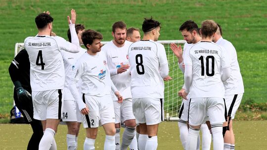 Die SG Maifeld-Elztal II hat das Nachholspiel auf der Elztaler Alm mit 2:1 gegen die SG Eifelhöhe gewonnen und sich damit auf Ta Die SG Maifeld-Elztal II hat das Nachholspiel auf der Elztaler Alm mit 2:1 gegen die SG Eifelhöhe gewonnen und sich damit auf Ta