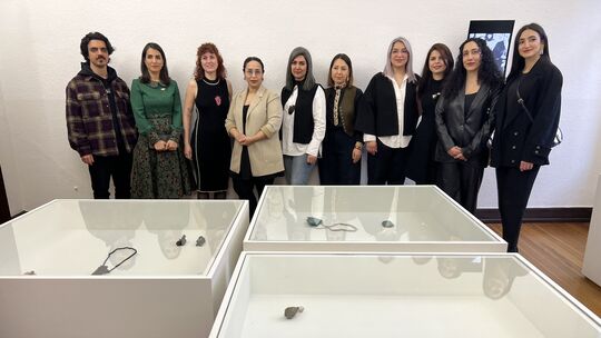 Zwölf Studentinnen und ein Student aus dem Iran, die am Edelstein-Campus in Idar-Oberstein studieren, zeigen ihre Arbeiten in de Zwölf Studentinnen und ein Student aus dem Iran, die am Edelstein-Campus in Idar-Oberstein studieren, zeigen ihre Arbeiten in de