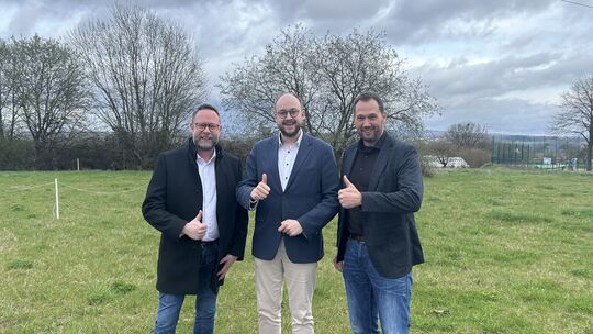 Sven Schür (von links), Pierre Fischer und Manuel Seiler kündigten die als gemeinsamer Aprilscherz die "Super-Verbandsgemeinde W Sven Schür (von links), Pierre Fischer und Manuel Seiler kündigten die als gemeinsamer Aprilscherz die "Super-Verbandsgemeinde W