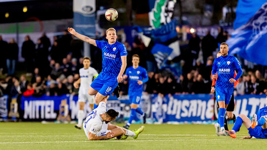 Vor einer beeindruckenen Kulisse von fast 2000 Zuschauern wird Emmelshausen-Karbachs Kevin Leidig (links, in Blau) von Triers Da Vor einer beeindruckenen Kulisse von fast 2000 Zuschauern wird Emmelshausen-Karbachs Kevin Leidig (links, in Blau) von Triers Da