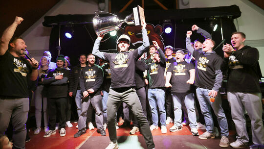 Jeff Smith, Kapitän des EHC Neuwied, präsentiert bei der Meisterfeier die CEHL-Trophäe. Jeff Smith, Kapitän des EHC Neuwied, präsentiert bei der Meisterfeier die CEHL-Trophäe.