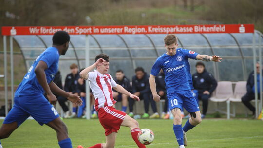 Eingekreist: Lukas Stallbaum vom SC Idar-Oberstein versucht, sich gegen Mordecai Zuhs (links) und Dennis Arnst von Cosmos Koblen Eingekreist: Lukas Stallbaum vom SC Idar-Oberstein versucht, sich gegen Mordecai Zuhs (links) und Dennis Arnst von Cosmos Koblen