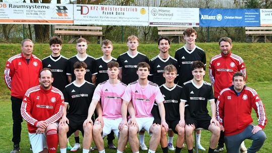 Erweitern den Kader und freuen sich schon jetzt auf die neue Saison (hinten von links): Arnold Fricker (neuer Coach der zweiten Erweitern den Kader und freuen sich schon jetzt auf die neue Saison (hinten von links): Arnold Fricker (neuer Coach der zweiten