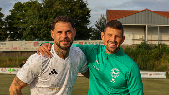 Enrico Willrich (links, mit dem Trainer von A-Klasse-Spitzenreiter VfR Baumholder II) sicherte seiner SG Unnertal gegen den FC B Enrico Willrich (links, mit dem Trainer von A-Klasse-Spitzenreiter VfR Baumholder II) sicherte seiner SG Unnertal gegen den FC B