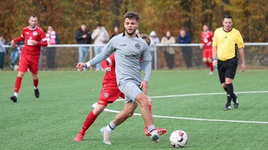 Beim Ahrweiler BC und nicht nur dort, wird gehofft, dass Redon Thaqi (vorne) bald wieder auf dem Platz steht. Nach einem Zusamme Beim Ahrweiler BC und nicht nur dort, wird gehofft, dass Redon Thaqi (vorne) bald wieder auf dem Platz steht. Nach einem Zusamme