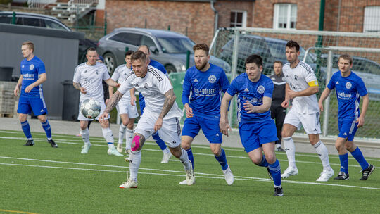 Die SG Morshausen/Beulich/Gondershausen (in Blau) und der SV Binningen liefern sich ein spannendes Duell um die Meisterschaft in Die SG Morshausen/Beulich/Gondershausen (in Blau) und der SV Binningen liefern sich ein spannendes Duell um die Meisterschaft in