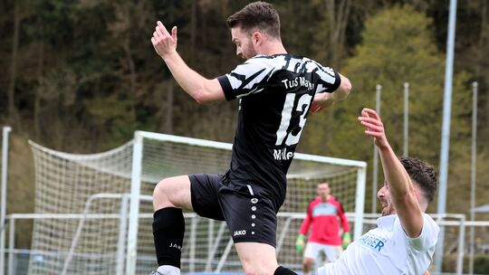 Der Einsatz stimmte bei den Fußballern des TuS Oberwinter (weiße Trikots), aber Fabian Müllen (in Schwarz) und der TuS Mayen war Der Einsatz stimmte bei den Fußballern des TuS Oberwinter (weiße Trikots), aber Fabian Müllen (in Schwarz) und der TuS Mayen war