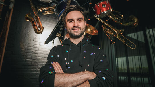 Markus Henrik alias Dr. Pop ist als Musikwissenschaftler renommiert und als Kabarettist höchst erfolgreich. In seinem neuen Buch Markus Henrik alias Dr. Pop ist als Musikwissenschaftler renommiert und als Kabarettist höchst erfolgreich. In seinem neuen Buch