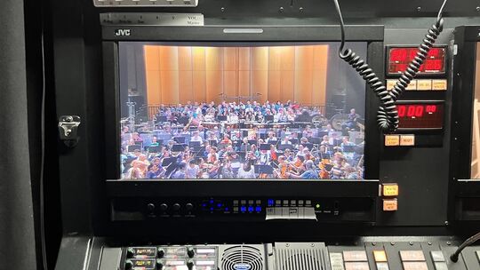 Mehr als 200 Mitwirkende sind auf dem Technikmonitor auf der Seitenbühne des Mainzer Staatstheaters auszumachen: Beim Osterproje Mehr als 200 Mitwirkende sind auf dem Technikmonitor auf der Seitenbühne des Mainzer Staatstheaters auszumachen: Beim Osterproje