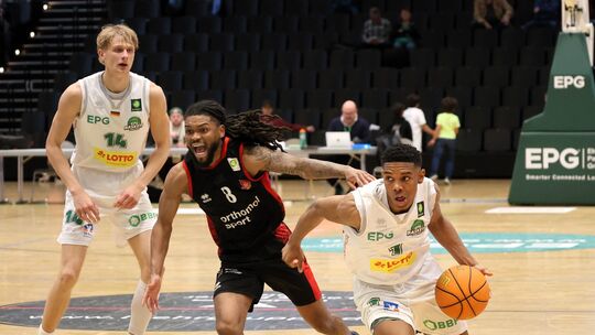 Der Koblenzer Julian Lamont Larry (am Ball) hat den Leverkusener Kobe Langley abgehängt, hinten beobachtet Larrys Mitspieler Jan Der Koblenzer Julian Lamont Larry (am Ball) hat den Leverkusener Kobe Langley abgehängt, hinten beobachtet Larrys Mitspieler Jan