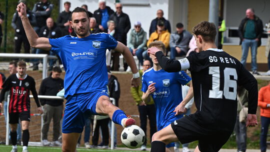 Tim Lennart Schneider (in Blau) und seine Weitefelder dominierten die SG Rennerod und Ben Thomas (in Schwarz) in der zweiten Häl Tim Lennart Schneider (in Blau) und seine Weitefelder dominierten die SG Rennerod und Ben Thomas (in Schwarz) in der zweiten Häl