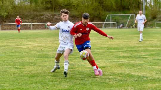 Ahrbachs Jeremy Schmidt (weißes Trikot) setzt hier Mühlbachtals Adrian Shabani im Zweikampf gehörig unter Druck. Die Gastgeber z Ahrbachs Jeremy Schmidt (weißes Trikot) setzt hier Mühlbachtals Adrian Shabani im Zweikampf gehörig unter Druck. Die Gastgeber z