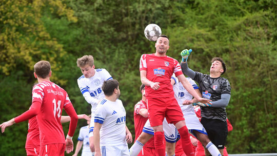Mit 3:1 setzten sich die Fußballer der SG Maifeld-Elztal (in Rot) bei der SG Landskrone Heimersheim durch. Mit 3:1 setzten sich die Fußballer der SG Maifeld-Elztal (in Rot) bei der SG Landskrone Heimersheim durch.