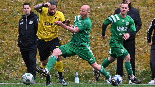 Till Latsch (in Grün am Ball) und Leon Morris Hoffmann gewannen mit ihrer SG Honigsessen/Katzwinkel mit 5:2 bei Kenny Scherreiks Till Latsch (in Grün am Ball) und Leon Morris Hoffmann gewannen mit ihrer SG Honigsessen/Katzwinkel mit 5:2 bei Kenny Scherreiks