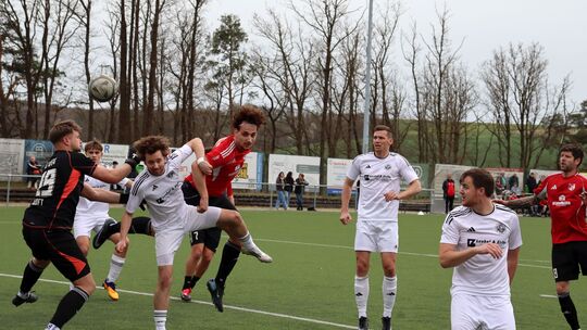 Der aufgedrückte Innenverteidiger Nabil Hassoun (Mitte, rotes Trikot) erzielt hier per Kopfball das wichtige 1:1 für seine TuS B Der aufgedrückte Innenverteidiger Nabil Hassoun (Mitte, rotes Trikot) erzielt hier per Kopfball das wichtige 1:1 für seine TuS B