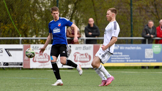 Die Torschützen im Topspiel der Kreisliga A3: Robin Krick (links) brachte Guckheim in Führung, ehe Horressens Adrian Bruch der A Die Torschützen im Topspiel der Kreisliga A3: Robin Krick (links) brachte Guckheim in Führung, ehe Horressens Adrian Bruch der A