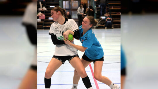 Wollen sich den Titel nicht mehr aus der Hand reißen lassen: Wellings Leonie Lara Koch (weißes Trikot, hier im Spiel gegen Enger Wollen sich den Titel nicht mehr aus der Hand reißen lassen: Wellings Leonie Lara Koch (weißes Trikot, hier im Spiel gegen Enger