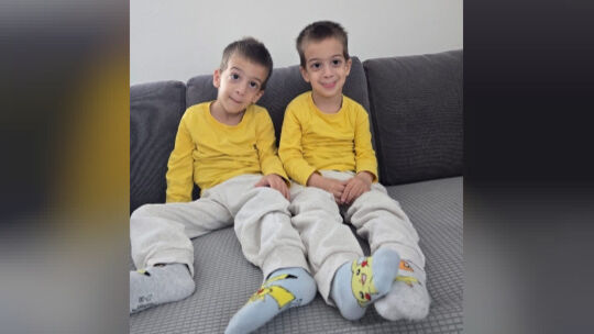 Tapfere und aufgeweckte Jungs, die Hilfe brauchen: die Zwillinge der Familie Arslan. Mit der Spendensammlung des Siegener Verein Tapfere und aufgeweckte Jungs, die Hilfe brauchen: die Zwillinge der Familie Arslan. Mit der Spendensammlung des Siegener Verein