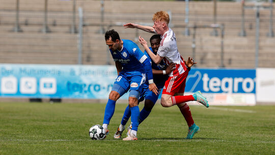 Der SC Idar-Oberstein (rechts Florian Zimmer) hatte in seinem Spiel beim FK Pirmasens deutlich das Nachsehen. Unter anderem über Der SC Idar-Oberstein (rechts Florian Zimmer) hatte in seinem Spiel beim FK Pirmasens deutlich das Nachsehen. Unter anderem über