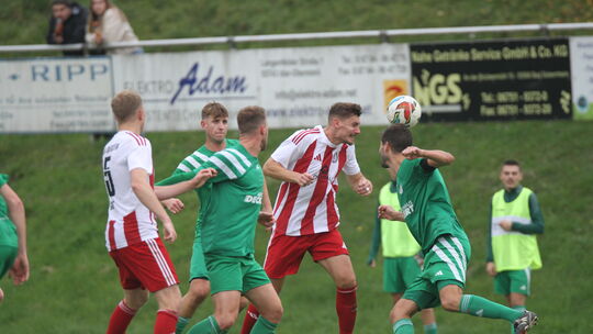 Kevin Kraus (Zweiter von rechts) muss sich entscheiden, ob er als Spieler beim SC Idar-Oberstein bleiben oder als Trainer im NLZ Kevin Kraus (Zweiter von rechts) muss sich entscheiden, ob er als Spieler beim SC Idar-Oberstein bleiben oder als Trainer im NLZ