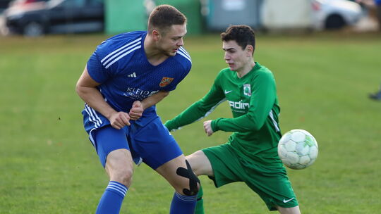 Der Zweikampf um die Meisterschaft in der C Staffel 14 zwischen dem TuS Kirchberg III (in Blau, mit Maurice Göhl) und dem TuS El Der Zweikampf um die Meisterschaft in der C Staffel 14 zwischen dem TuS Kirchberg III (in Blau, mit Maurice Göhl) und dem TuS El