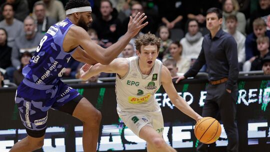 Calvin Wishart (am Ball) wird von seinem Trainer Stephan Dorhn im Hintergrund beobachtet: Trennen sich die Wege im Sommer? Calvin Wishart (am Ball) wird von seinem Trainer Stephan Dorhn im Hintergrund beobachtet: Trennen sich die Wege im Sommer?