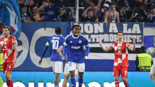 Gegensätzliche Emotionen: Jubel bei Straßburg (Martial Godo, Mitte) und Ratlosigkeit bei den Mainzern. Gegensätzliche Emotionen: Jubel bei Straßburg (Martial Godo, Mitte) und Ratlosigkeit bei den Mainzern.