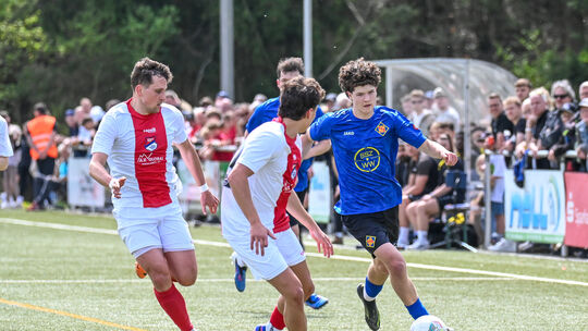Maurice Welzel (blaues Trikot) war einer von der jungen Garde, durfte von Beginn an ran. Genau wie die anderen fünf Neuen machte Maurice Welzel (blaues Trikot) war einer von der jungen Garde, durfte von Beginn an ran. Genau wie die anderen fünf Neuen machte