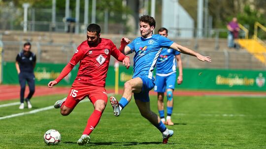 Hier war Rot-Weiss-Akteur Giulio Multari (rotes Trikot) einen Schritt schneller als Gonsenheims Maurice Neukirch. Der traf aller Hier war Rot-Weiss-Akteur Giulio Multari (rotes Trikot) einen Schritt schneller als Gonsenheims Maurice Neukirch. Der traf aller
