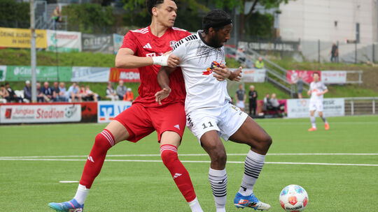 Brice Braquin Mitel (weißes Trikot) war Mendigs auffälligster Akteur, holte den Elfmeter zum 1:4 raus, doch das nutzte nichts me Brice Braquin Mitel (weißes Trikot) war Mendigs auffälligster Akteur, holte den Elfmeter zum 1:4 raus, doch das nutzte nichts me