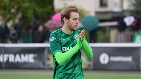 Nils Wambach traf zweimal für seinen FV Engers beim 3:1-Auswärtssieg beim FV Eppelborn. Die Gastgeber sind damit abgestiegen. Nils Wambach traf zweimal für seinen FV Engers beim 3:1-Auswärtssieg beim FV Eppelborn. Die Gastgeber sind damit abgestiegen.