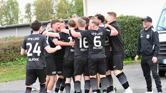 Thomas Schuster (in der Mitte) wurde nach Abpfiff von seinen Spielern als Erstes Bedacht. Sein VfB Linz hatte die Partie bei der Thomas Schuster (in der Mitte) wurde nach Abpfiff von seinen Spielern als Erstes Bedacht. Sein VfB Linz hatte die Partie bei der