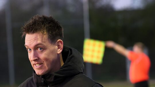 Der kritische Blick von Kim Kossmann bezog sich sicherlich nicht auf den Auftritt seiner SG 99 Andernach bei der SG Schneifel. D Der kritische Blick von Kim Kossmann bezog sich sicherlich nicht auf den Auftritt seiner SG 99 Andernach bei der SG Schneifel. D