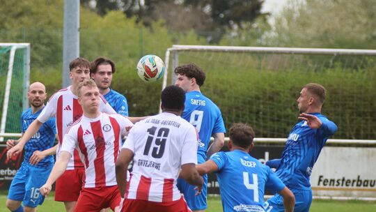 Über zwei Drittel der Spielzeit war die Partie des SC Idar-Oberstein (weiße Trikots) gegen den FC Emmelshausen-Karbach offen. Le Über zwei Drittel der Spielzeit war die Partie des SC Idar-Oberstein (weiße Trikots) gegen den FC Emmelshausen-Karbach offen. Le