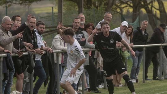 Wer kiegt den Einwurf? Meisenheims Mika Maurer (in weiß) und der Baumholderer Fabian Moorhead wollen ihn haben - und die Zuschau Wer kiegt den Einwurf? Meisenheims Mika Maurer (in weiß) und der Baumholderer Fabian Moorhead wollen ihn haben - und die Zuschau