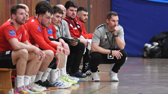 Recht konsterniert musste Trainer Dominik Jung (kniend) am Samstagabend die ernüchternde Abfuhr seiner Holzheimer in Kelkheim zu Recht konsterniert musste Trainer Dominik Jung (kniend) am Samstagabend die ernüchternde Abfuhr seiner Holzheimer in Kelkheim zu