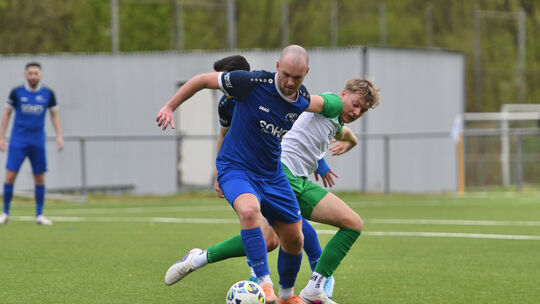 Die SF Höhr-Grenzhausen (am Ball Louis Zimmerschied) berappelten sich vom Rückstand und boten dem Tabellenführer einen großen Ka Die SF Höhr-Grenzhausen (am Ball Louis Zimmerschied) berappelten sich vom Rückstand und boten dem Tabellenführer einen großen Ka