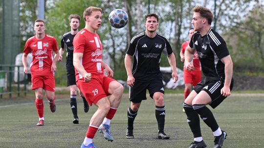 Bastian Bleeser (in Rot) und seine SG Malberg drehten in der zweiten Halbzeit gegen Colin Aßmann (in Schwarz) und die SG Hundsan Bastian Bleeser (in Rot) und seine SG Malberg drehten in der zweiten Halbzeit gegen Colin Aßmann (in Schwarz) und die SG Hundsan