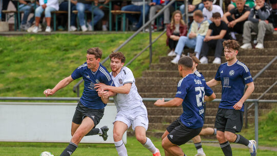 Die SG Westerburg (blaue Trikots, von links Julian Jung, Tobias Schnabel, Boje Vermunt) spielte lange in Unterzahl. Doch der TuS Die SG Westerburg (blaue Trikots, von links Julian Jung, Tobias Schnabel, Boje Vermunt) spielte lange in Unterzahl. Doch der TuS