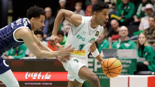 Der Koblenzer Julian Larry (hier rechts im Spiel gegen Bochum), traf mit dem letzten Angriff der Baskets nur den Korbring. Der Koblenzer Julian Larry (hier rechts im Spiel gegen Bochum), traf mit dem letzten Angriff der Baskets nur den Korbring.