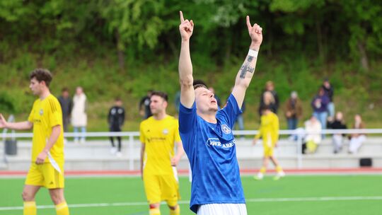 Bei Cosmos Koblenz fiel nach dem Schlusspfiff gegen Hertha Wiesbach einiges ab, stellvertretend steht hier Dennis Arnst (vorne), Bei Cosmos Koblenz fiel nach dem Schlusspfiff gegen Hertha Wiesbach einiges ab, stellvertretend steht hier Dennis Arnst (vorne),