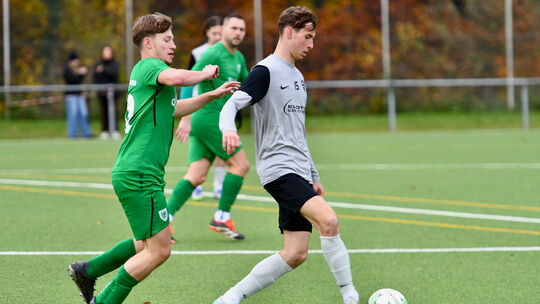 Die Getränke stehen kalt, jetzt müssen Paul Frank (am Ball, links Niederneisens Max Miller) und Co. am Sonntag nur noch gewinnen Die Getränke stehen kalt, jetzt müssen Paul Frank (am Ball, links Niederneisens Max Miller) und Co. am Sonntag nur noch gewinnen