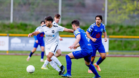 Nach zuletzt sechs Siegen in Folge müssen die Fußballer des FC Metternich (in Blau) zum schwierigen Auswärtsspiel nach Emmelshau Nach zuletzt sechs Siegen in Folge müssen die Fußballer des FC Metternich (in Blau) zum schwierigen Auswärtsspiel nach Emmelshau