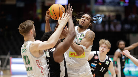 Mit vereinten Kräften: Die Koblenzer Marko Bacak (links) und Devonte McCall (im Hintergrund) wollen gegen Bayreuth ihre Gegenspi Mit vereinten Kräften: Die Koblenzer Marko Bacak (links) und Devonte McCall (im Hintergrund) wollen gegen Bayreuth ihre Gegenspi